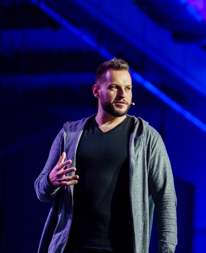 Kamil Lizurej podczas wystąpienia na Life Balance Congress